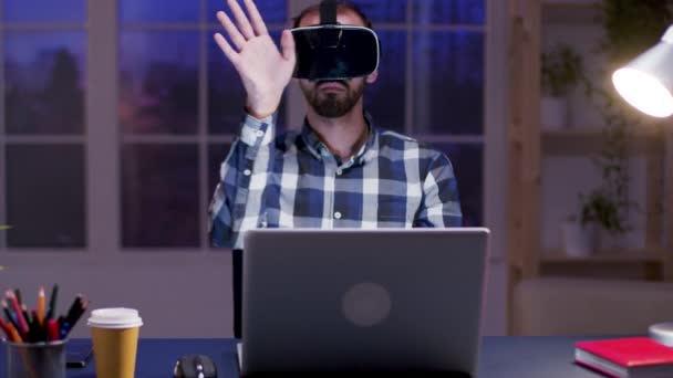 Jovem empresário usando óculos de realidade virtual — Vídeo de Stock