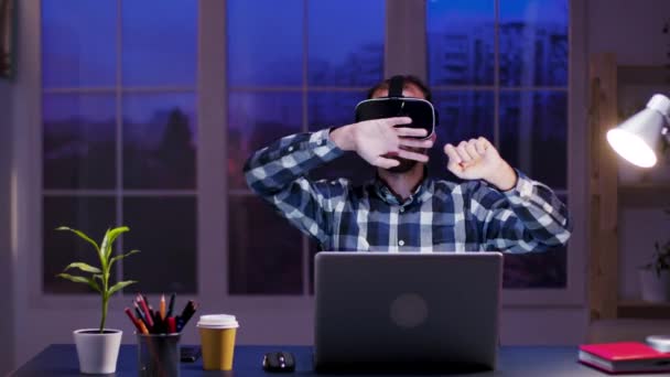 Beyaz iş adamı merkez ofiste sanal gerçeklik gözlüğü takıyor. — Stok video