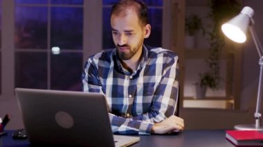 Yorgun iş adamı gözlerini ve şakaklarını ovalıyor.