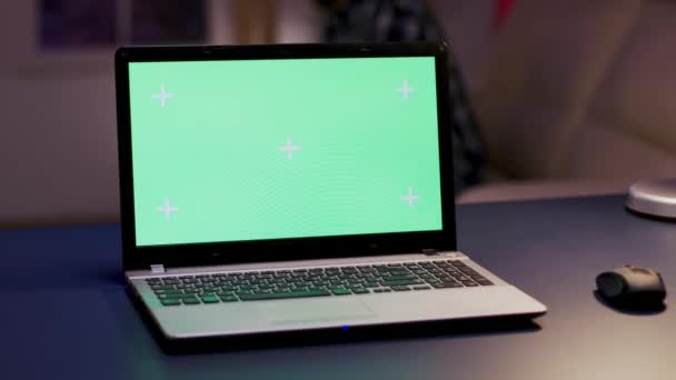 Laptop zöld képernyővel egy otthoni irodában — Stock videók