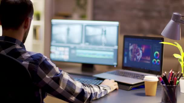 Content maker die werkt aan post-productie voor een multimedia project — Stockvideo