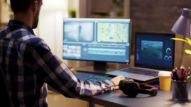 Creador de películas editando una película usando software moderno — Vídeo de stock