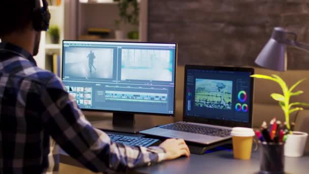 Ingeniero colorista usando software moderno para películas — Vídeo de stock