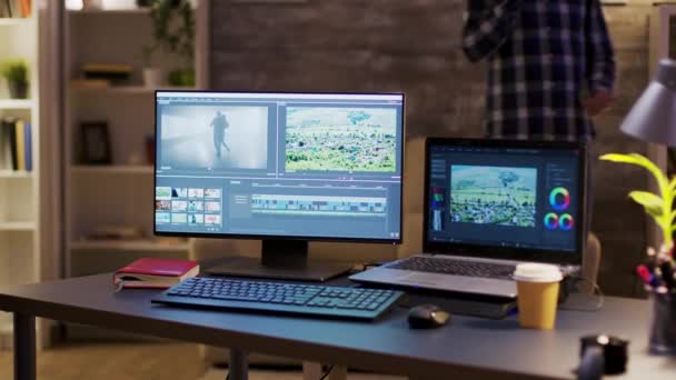 Monitor de exibição com software moderno para pós-produção de filmes — Vídeo de Stock