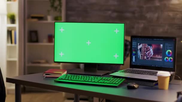 Computer monitor with green screen of a videographer — Stock Video