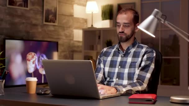 Уставший менеджер зевает во время работы над ноутбуком — стоковое видео