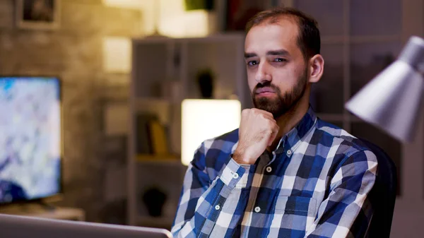 Imprenditore caucasico pensando mentre si lavora sul suo computer portatile — Foto Stock