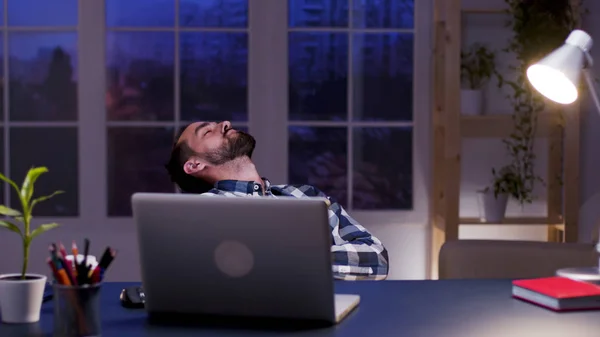 Hombre de negocios cansado durmiendo en la silla en su oficina en casa —  Fotos de Stock