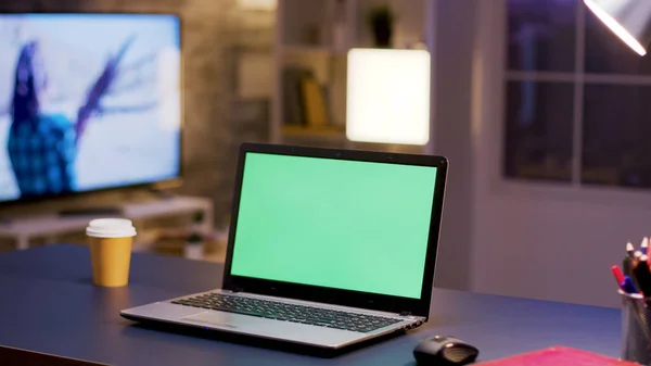 Ordenador de escritorio con pantalla verde en la oficina en casa . — Foto de Stock