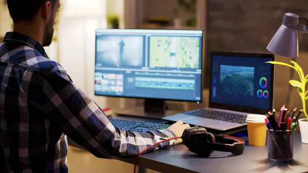 Cinéaste montage d'un film à l'aide d'un logiciel moderne — Photo