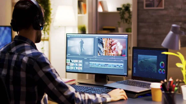 Filmmaker wijst naar de monitor in het thuiskantoor — Stockfoto