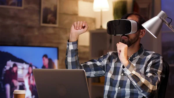 Γενειοφόρος επιχειρηματίας χρησιμοποιώντας γυαλιά εικονικής πραγματικότητας στο γραφείο στο σπίτι — Φωτογραφία Αρχείου