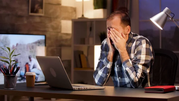 Hombre de negocios cansado bostezar y frotar los ojos en la oficina en casa —  Fotos de Stock