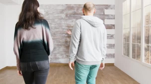 Agente imobiliário mostra novo apartamento para jovem casal — Vídeo de Stock
