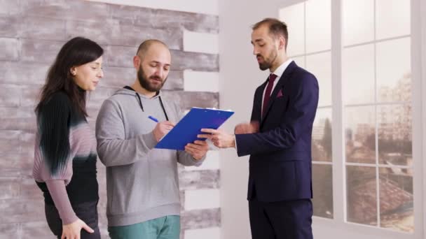 Jong stel wordt huiseigenaar na ondertekening van documenten — Stockvideo