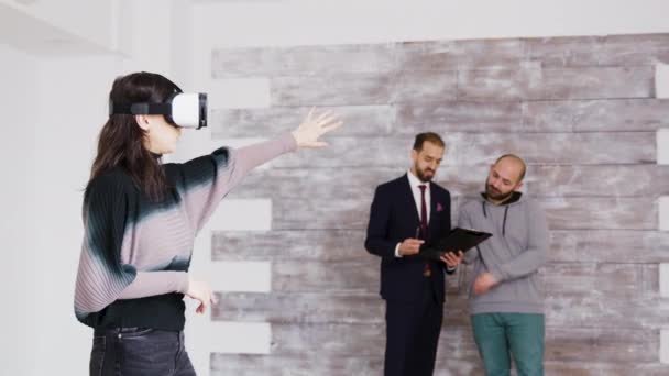 Diseñadora femenina con gafas de realidad virtual en apartamento vacío — Vídeo de stock