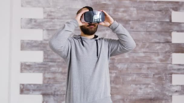 Diseñador casero caucásico usando gafas de realidad virtual — Vídeo de stock