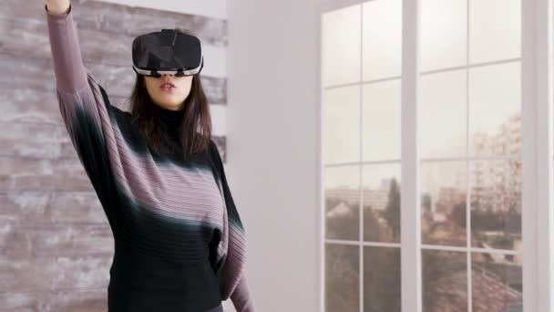 Krásná žena domácí designér pomocí virtuální realita brýle — Stock video