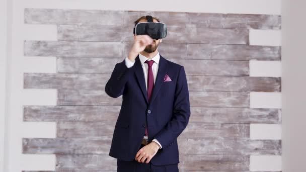 Μεσίτης ακινήτων σε κοστούμι επιχειρήσεων χρησιμοποιώντας googles εικονικής πραγματικότητας — Αρχείο Βίντεο