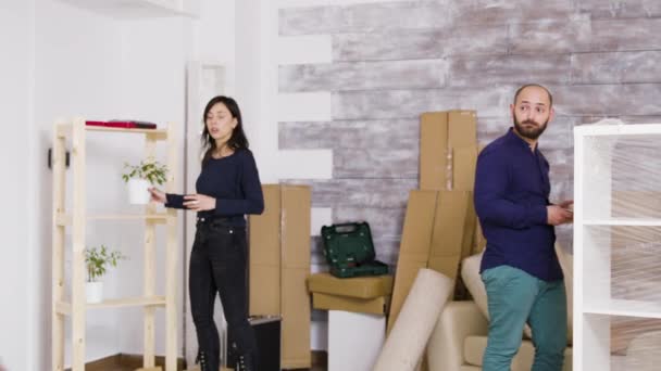 Man from delivery service arriving with suitcases of young couple — Stock Video