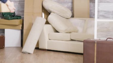 Birkaç kutu taşıdıktan sonra bitkin düşen genç bir çift.