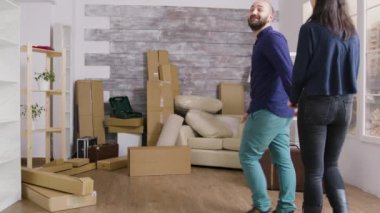 Erkek arkadaşı kız arkadaşına yeni dairesini gösteriyor.