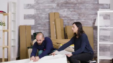 Çift mobilya montajı Yeni bir apartman varisi