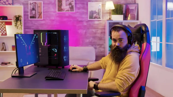 Homme assis sur une chaise de jeu et jouant à des jeux vidéo dans sa chambre — Photo