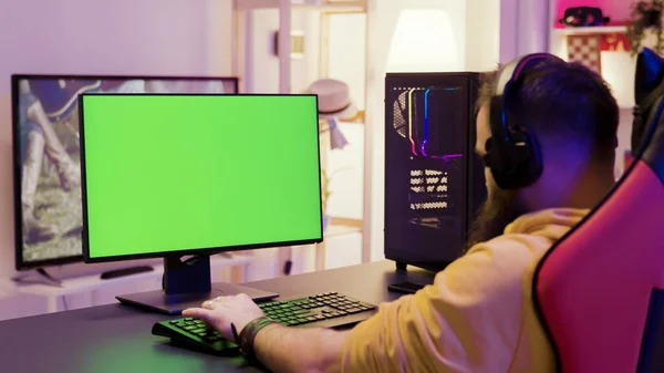 Over schouder beelden van de mens spelen videospelletjes — Stockfoto