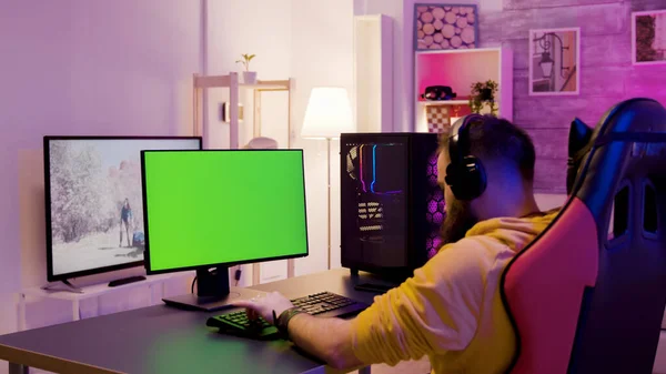 Hombre en su habitación relajante jugando videojuegos — Foto de Stock