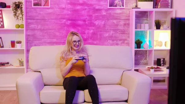 Όμορφη ξανθιά κοπέλα ενθουσιασμένος, ενώ παίζει βιντεοπαιχνίδια — Φωτογραφία Αρχείου