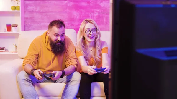 Підкинути молоду пару після програшу під час гри в онлайн відеоігри — стокове фото