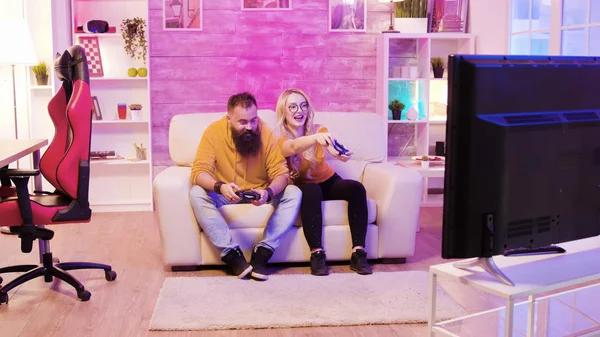 Красива блондинка жінка грає в онлайн відеоігри — стокове фото