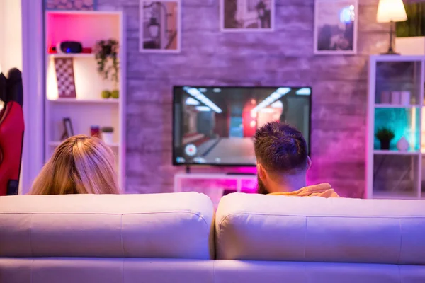 Взгляд молодой пары, играющей в онлайн-игры — стоковое фото