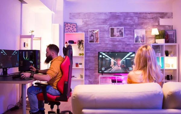 Man spelen shooter games en zitten op gaming stoel — Stockfoto