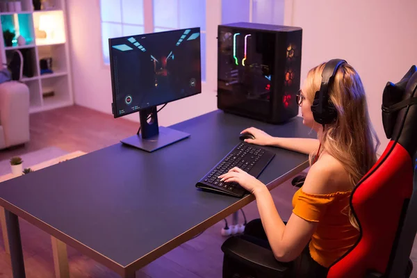 Girl relaxing playing games on computer — Stock Photo, Image