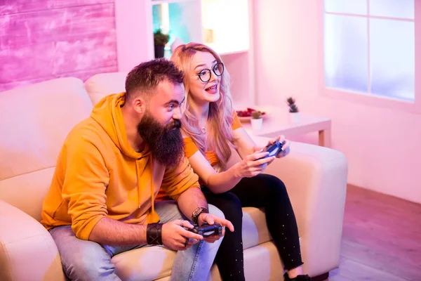 Молода пара грає в онлайн ігри один проти одного — стокове фото