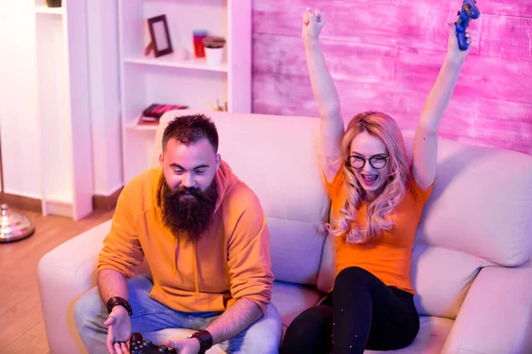 Veselá přítelkyně poté, co porazil svého přítele na online videohry — Stock fotografie