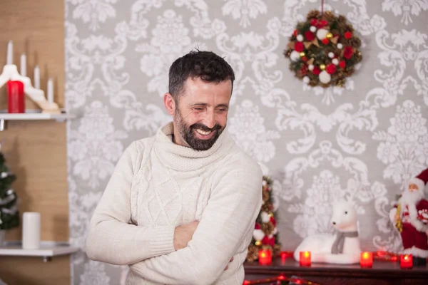 Retrato de hombre adulto guapo riendo con los brazos cruzados en la cena familiar de Navidad —  Fotos de Stock