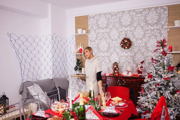 Salon décoré par belle femme caucasienne pour la fête de Noël — Photo