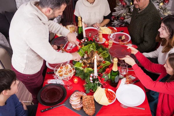 Schöne Familie feiert Weihnachten zusammen und genießt ein traditionelles Essen — Stockfoto