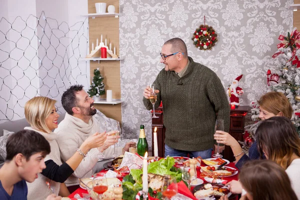 Schöne große Familie feiert Weihnachten mit Gläsern Champagner — Stockfoto