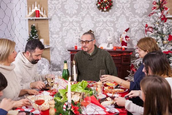 Gyönyörű nagy család ünnepli a karácsonyt és egymásra néznek — Stock Fotó