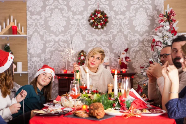 Menina alegre olhando para a câmera com chapéu de Papai Noel na celebração de Natal — Fotografia de Stock