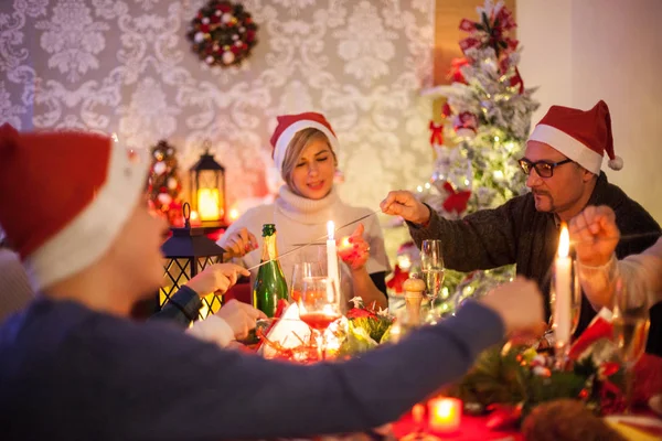 Vacker stor familj firar jul i romantiskt ljus — Stockfoto