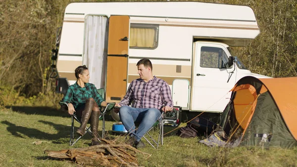 Hipsterpar som sitter på sina campingplatser och håller varandra i handen — Stockfoto