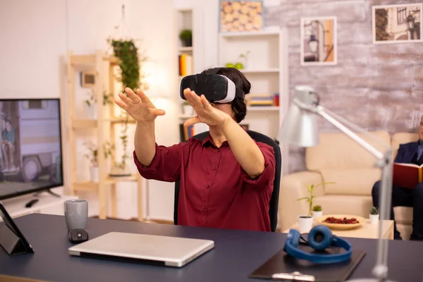 Oude oudere vrouw die voor het eerst een Vr virtual reality-headset gebruikt — Stockfoto