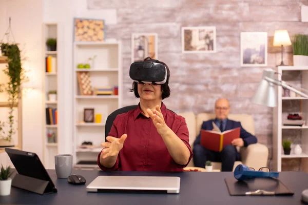 Old elderly woman using a VR virtual reality headset for the first time — Stock Photo, Image