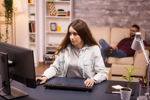 Женщина-фрилансер, работающая на компьютере из дома — стоковое фото