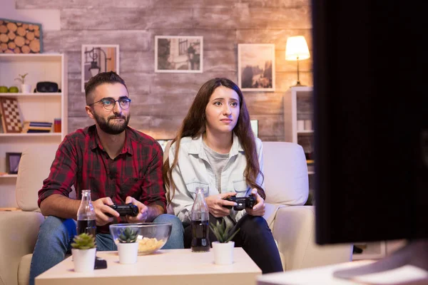 Пара грає в відеоігри на телебаченні вночі — стокове фото